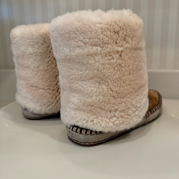 UGG Kestrel Shearling Cuff Boots - Picture 9 of 16